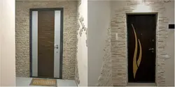 Koridorun giriş qapısında dekorativ daşın fotoşəkili