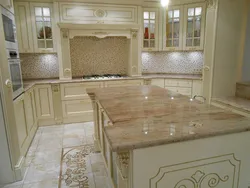 Дизайн кухни с мрамором и золотом
