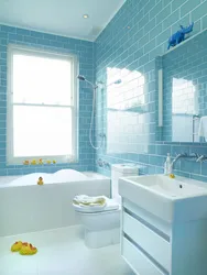 Дызайн ванны з белай і блакітнай пліткай