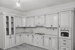 Бұрыштық ақ классикалық ас үй фотосуреті