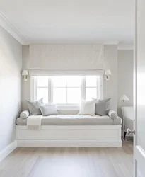 Derazali divan bilan yotoqxonaning ichki qismi