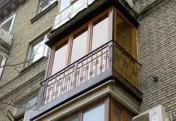 Көшедегі пәтердегі балкондардың суреті