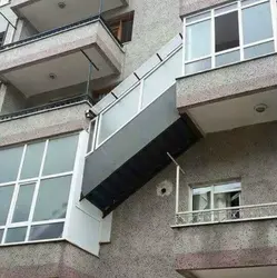 Акси балконҳо дар як квартира аз кӯча