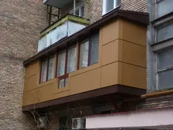 Көшедегі пәтердегі балкондардың суреті