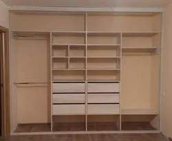 Жатын бөлмесінің фотосуретіндегі кіріктірілген шкафтардың түрлері