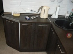 Kabinet fotoşəkili ilə künc mətbəx lavabosu
