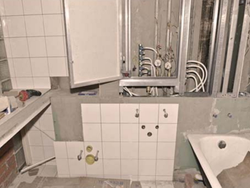 Чӣ тавр пинҳон кардани қубурҳо дар ҳаммом дар акси Хрущев