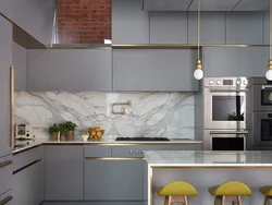 Müasir boz mətbəx və backsplash fotoşəkili