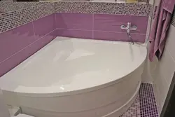 Дызайн невялікага ваннага пакоя з кутняй ваннай
