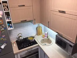 Qaz sobası və soyuducu ilə kiçik mətbəx dizaynı