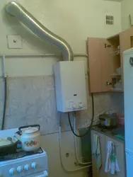 Кухня ў сталінцы з газавай калонкай фота