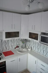 Кухня ў сталінцы з газавай калонкай фота