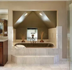 Interyerdə postament üzərində hamam
