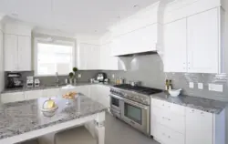 Белая кухня шэры фартух у інтэр'еры фота
