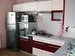 Дызайн кухні з убудаваным халадзільнікам і духавай шафай