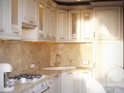 Дызайн кухні бэжавы мармур