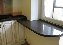 Agar stol usti oshxona fotosuratidagi deraza tokchasidan balandroq bo'lsa