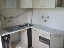 Дизайн кухни с угловой мойкой и газовой колонкой