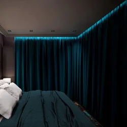 Asma tavan fotoşəkili olan yataq otağı üçün pərdələr