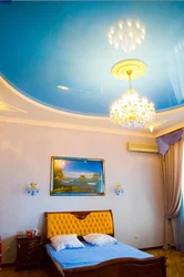 Голубой потолок спальня фото