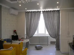 Balkonli yashash xonasi uchun parda dizayni