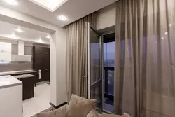 Интерьер окна в гостиной с балконной дверью