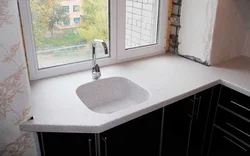 Lavabo fotosurati dizayni bilan oshxona peshtaxtalari