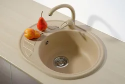 Süni daşdan hazırlanmış dəyirmi lavabo ilə mətbəx fotoşəkili