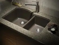 Sun'iy toshdan yasalgan dumaloq lavabo bilan oshxona fotosurati