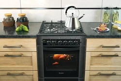 Дизайн кухни с духовым шкафом и варочной панелью