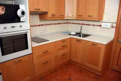 Дизайн кухни с духовым шкафом и варочной панелью