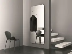 Koridorda divara quraşdırılmış tam uzunluqlu güzgü fotoşəkili