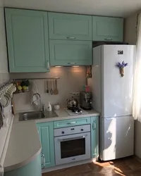 Xruşşovda qaz qızdırıcısı və soyuducu ilə mətbəx daxili