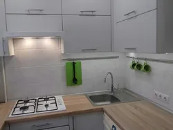 Інтэр'ер кухні з калонкай у хрушчоўцы газавай і халадзільнікам