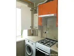 Xrushchevdagi gazli isitgich va muzlatgichli oshxonaning ichki qismi