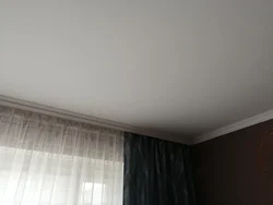 Фото натяжных потолков в спальне с карнизом