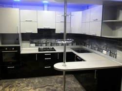 Bar sayğacları olan parlaq mətbəxlər foto