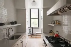 Bitta plitkali fotosurat bilan oshxonada apron va zamin