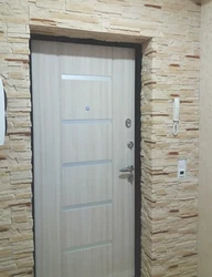 Тастан жасалған пәтерге кіретін есіктің суреті
