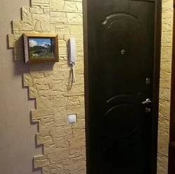 Фото входной двери в квартиру в камне