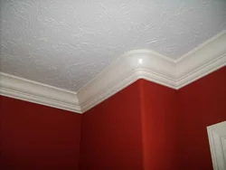 Yotoqxonadagi fotosuratda shift uchun plintlar