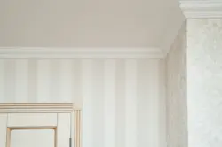 Жатын бөлмесінің фотосуретіндегі төбеге арналған плинтустар