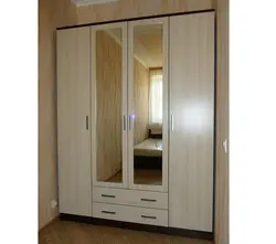 Güzgü fotoşəkili ilə koridorda qarderob
