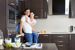 Интерьер мебели кухни у людей дома