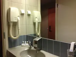 Жуынатын бөлмедегі фен фотосуреті