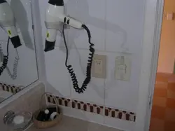 Жуынатын бөлмедегі фен фотосуреті