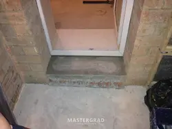 Mənzil fotoşəkildə balkon astanası