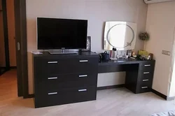 Жәшіктері бар жатын бөлме үстелінің дизайны