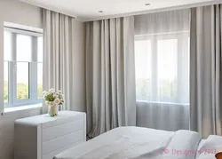 Balkon va deraza dizayni bilan burchak yotoq xonasi
