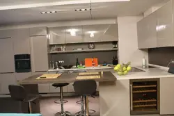 Bar bilan oshxona P harfining fotosurati